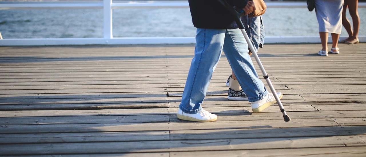 woman-walking-jeans-pier