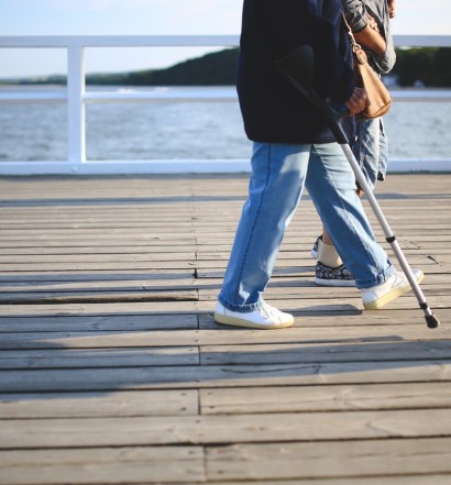 woman-walking-jeans-pier