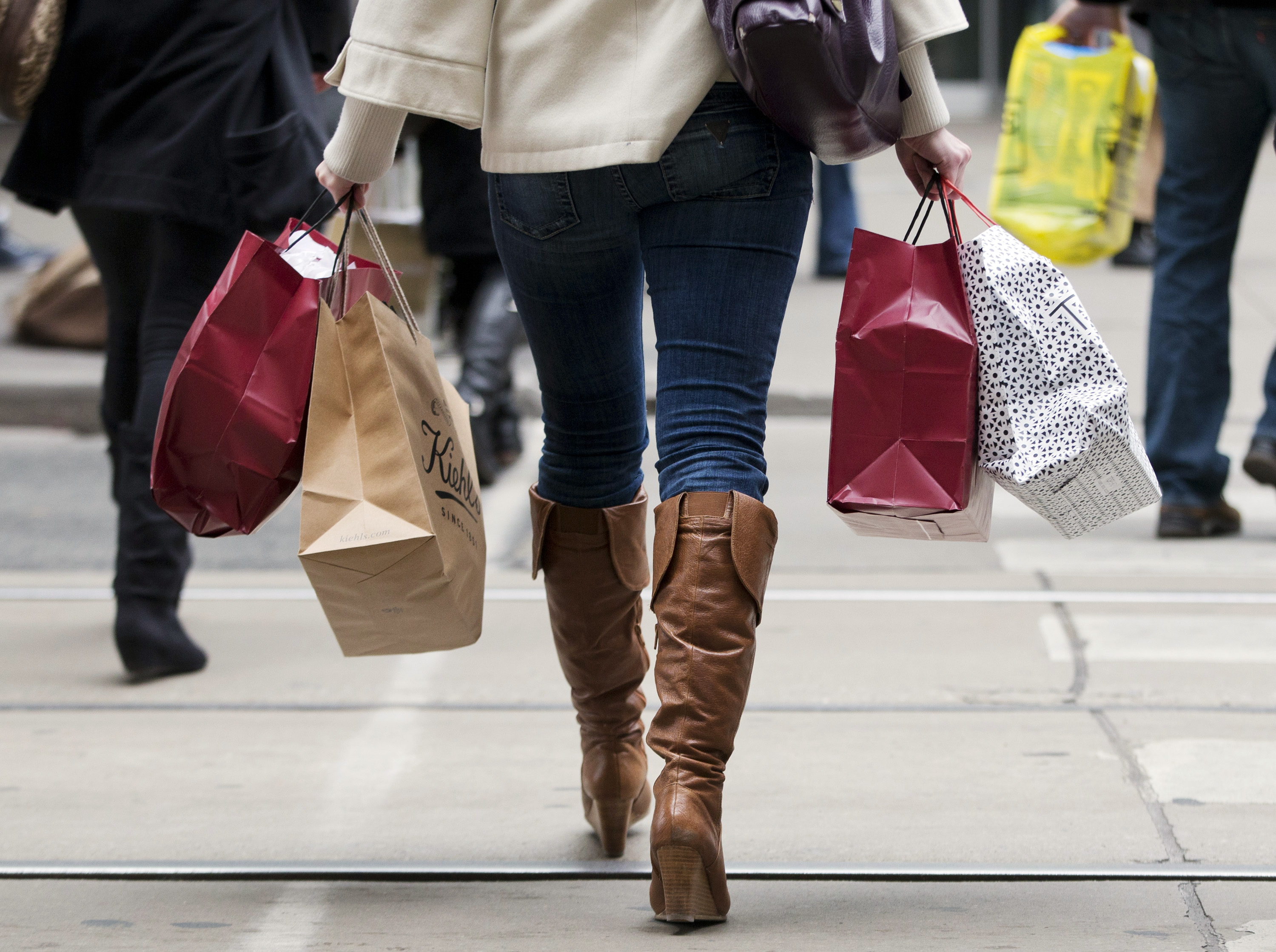 A woman carries shopping bags during the Christmas shopping season in Toronto, December 7, 2012.  REUTERS/Mark Blinch (CANADA - Tags: BUSINESS SOCIETY) - RTR3BBZ7