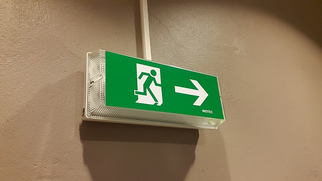 emergency-exit-1011499_640