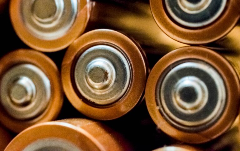 3 Unique Benefits of Performing Battery Washing in a Warehouse