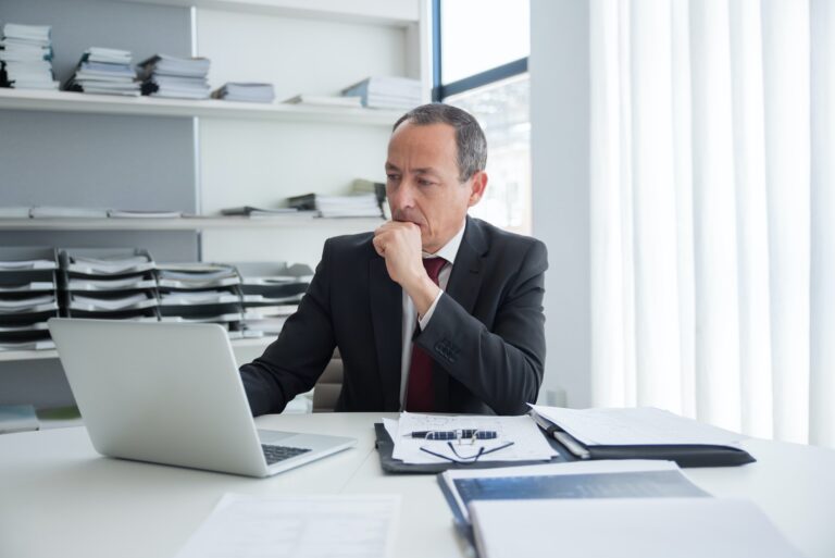 How to Choose the Best Executive Desk for an Office Space