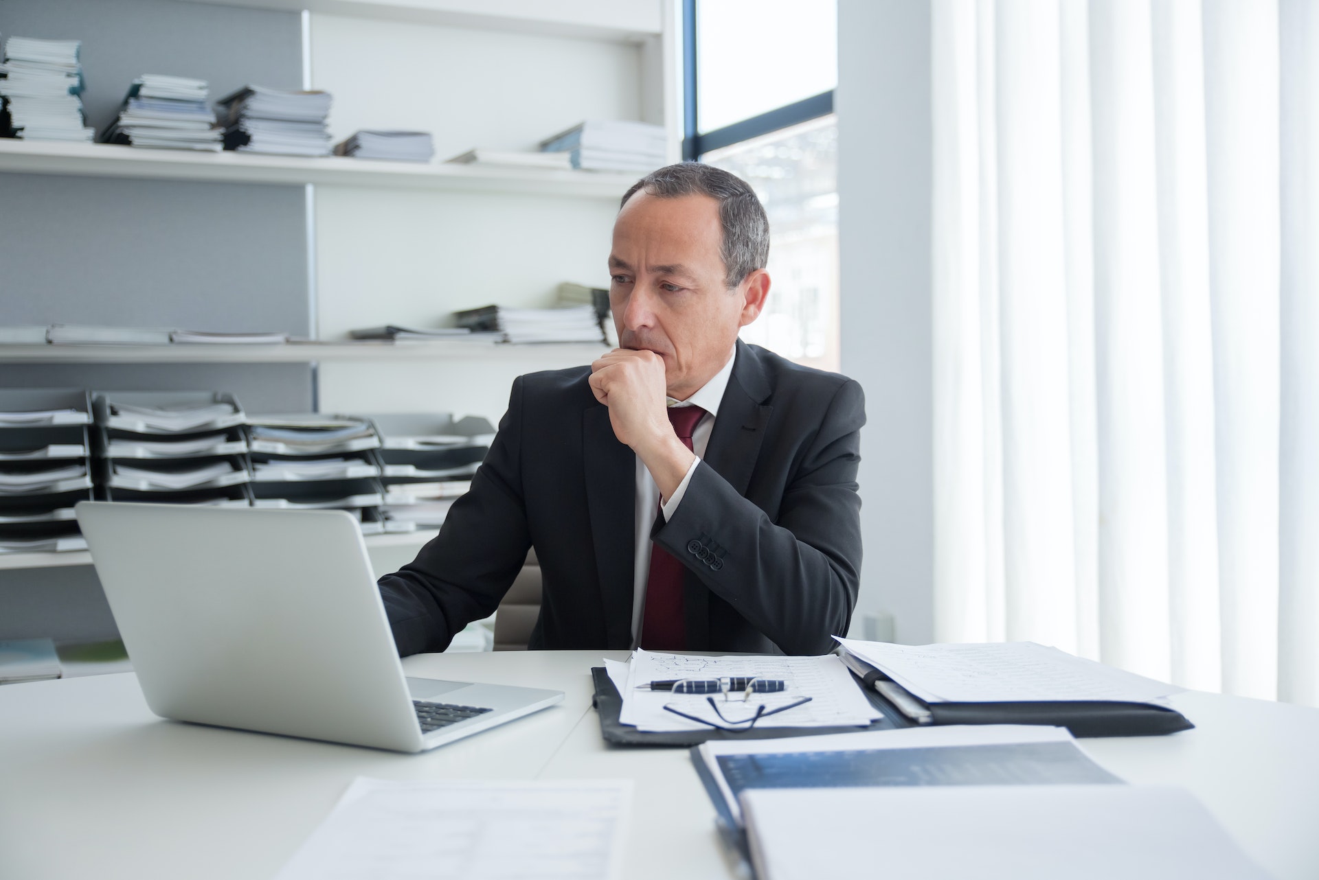 How to Choose the Best Executive Desk for an Office Space