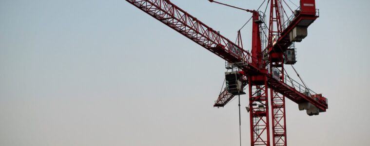 3 Benefits of Renting a Crane to Handle a Construction Project
