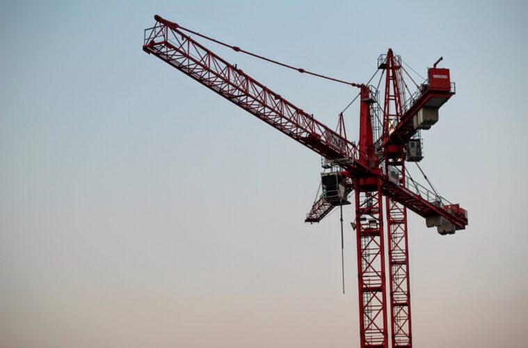 3 Benefits of Renting a Crane to Handle a Construction Project