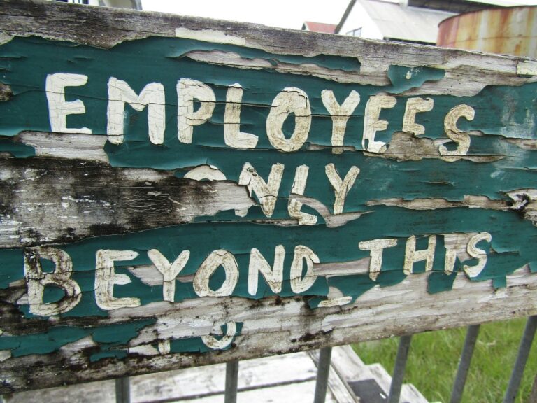 Layoffs on 90-Day Cycle Put Pressure on Federal Workers’ Retirement Planning